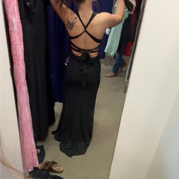 Elegant Black Evening Gown - Picture 2 of 3